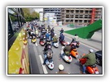 Vespa Korso durch die Stadt