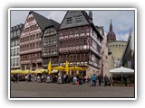 ... zum Römer, im Hintergrund der Dom und davor die Schirn Kunsthalle